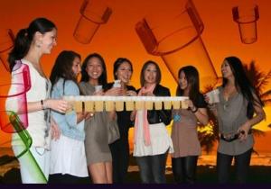 Meter bier in een hand met clickup bier glazen